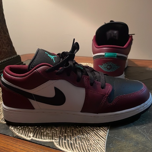 Air Jordan 1 low SE “dark beetroot”. Like new! EUC - Picture 13 of 13